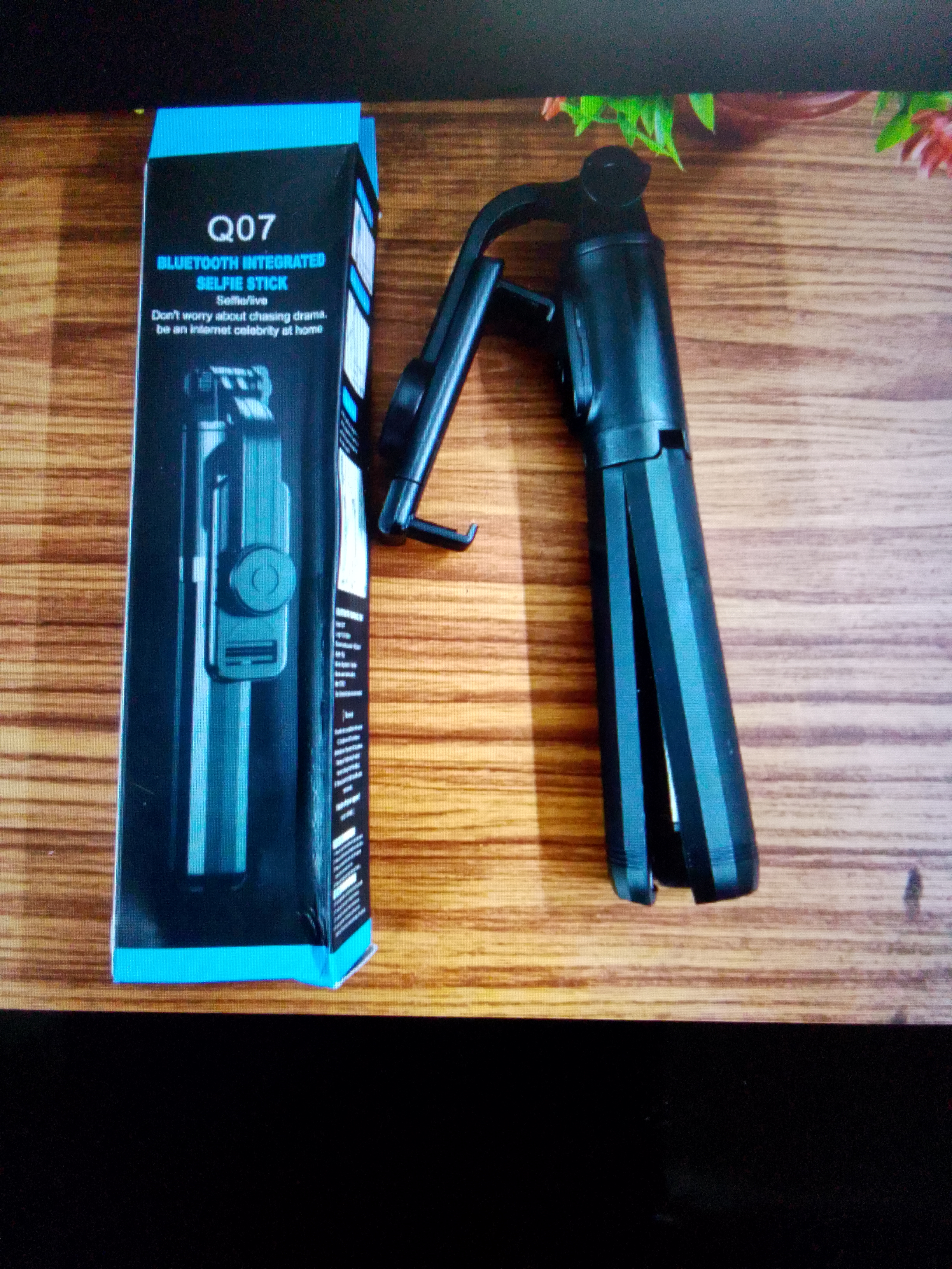 BLUETOOTH INTEGRATED SELFIE STICK