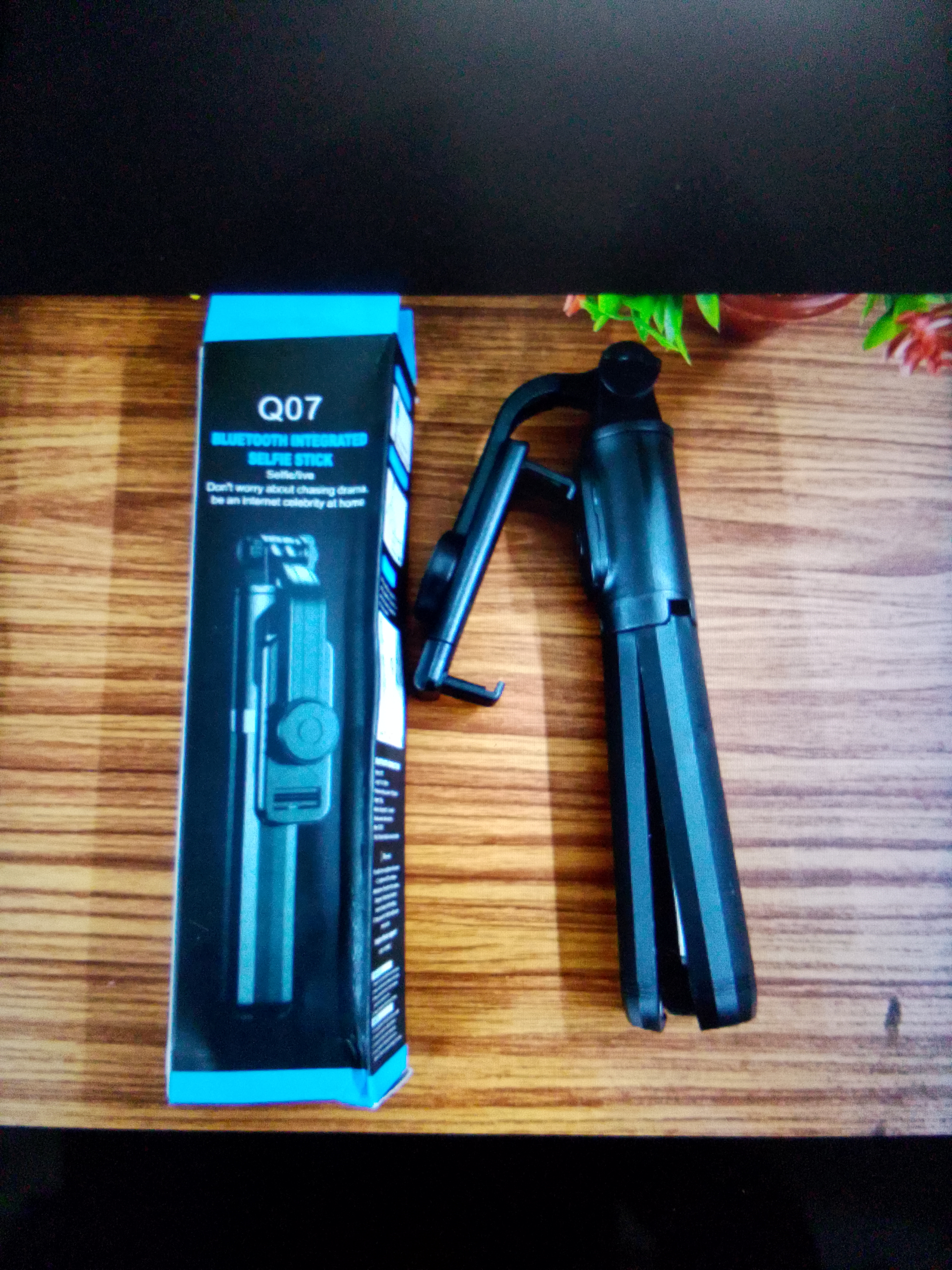 BLUETOOTH INTEGRATED SELFIE STICK